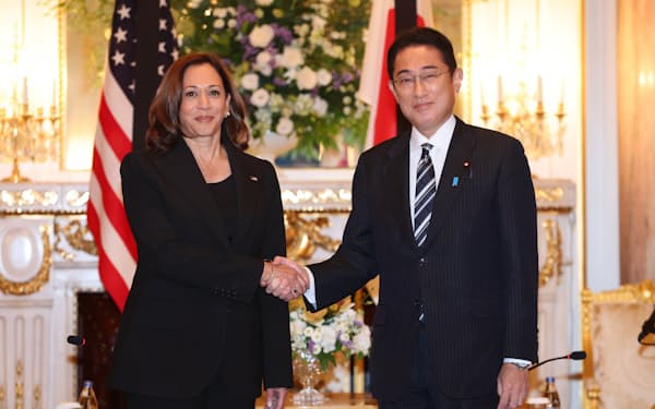 会談を前にハリス米副大統領（左）と握手する岸田首相（２６日午後、東京・元赤坂の迎賓館）
