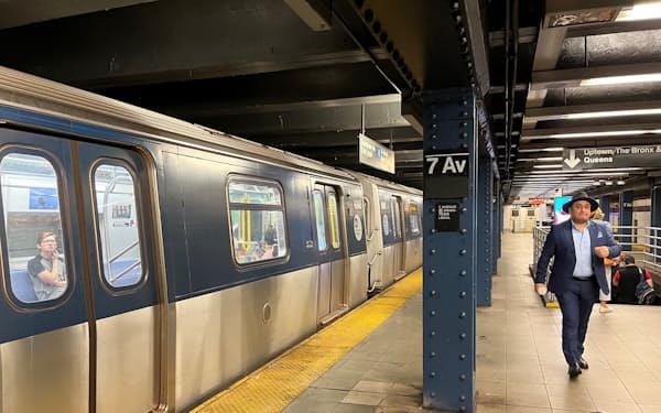 ニューヨーク州の地下鉄の利用者数は増加しているがまだパンデミック（世界的大流行）以前の水準には届かない（９月、ニューヨーク市中心部マンハッタン）