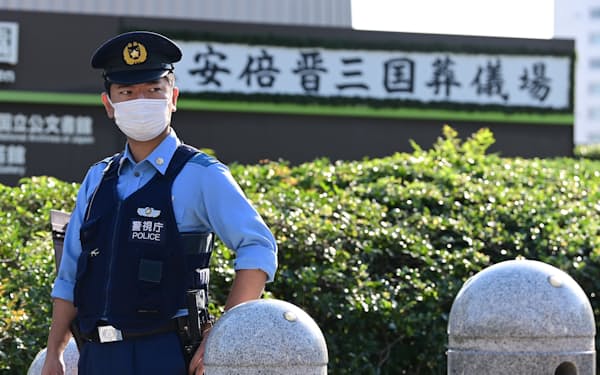 安倍元首相の国葬に伴い、日本武道館周辺を警備する警察官（27日午前、東京都千代田区）