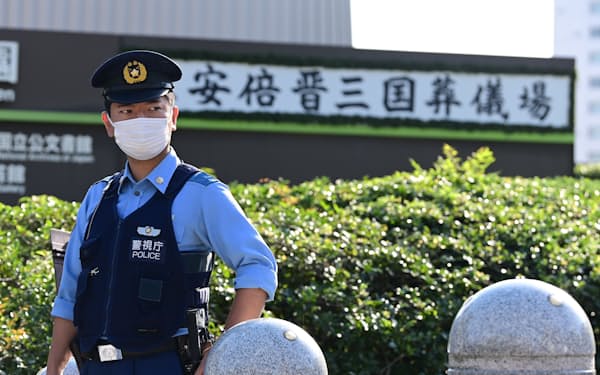 安倍元首相の国葬に伴い、日本武道館周辺を警備する警察官(27日午前、東京都千代田区)
