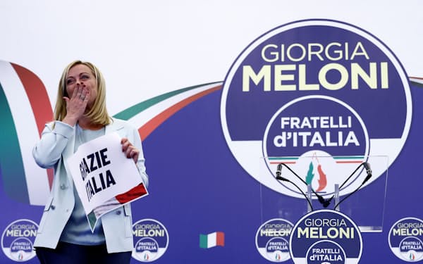 党勢拡大を喜ぶ「イタリアの同胞」のメローニ党首 （26日、ローマ）＝ロイター