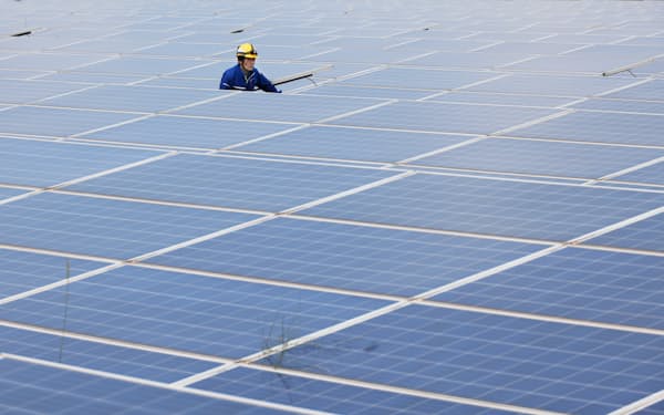 太陽光パネルの表面をチェックするjuwi自然電力オペレーションの担当者（北九州市）