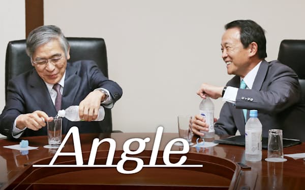黒田日銀総裁(左)と麻生財務相のツーショットは国内では珍しかった(16年8月、東京都千代田区、肩書きは当時)