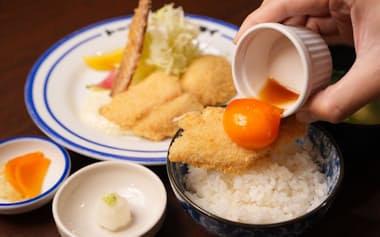 アジフライとごはんに卵黄をのせるのが、「トーキョーアジフライ」お薦めの食べ方(東京都千代田区)