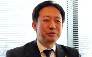 日本経済新聞の取材に答えるデロイトの木村研一CEO 日本経済新聞の取材に答えるデロイトの木村研一CEO