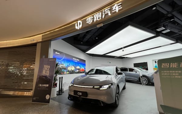 新型車は航続距離の長さや加速性能を売りにしている（上海市のショールーム）