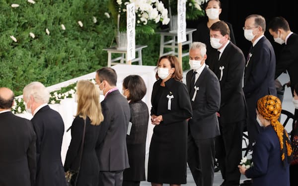 安倍元首相の国葬に参列したハリス米副大統領（中央。27日、東京都千代田区の日本武道館）＝代表撮影