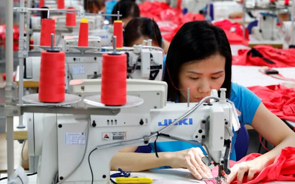 ベトナムは世界的な景気回復を受け衣服の輸出を伸ばしている＝ロイター
