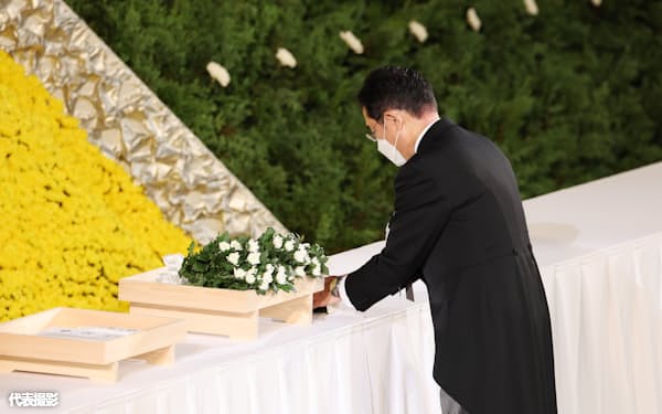 安倍元首相の国葬で献花する岸田首相(27日、東京都千代田区の日本武道館)=代表撮影