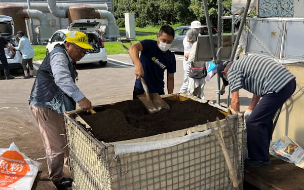 佐賀市の下水浄化センターに肥料購入に訪れた市民（9月）
