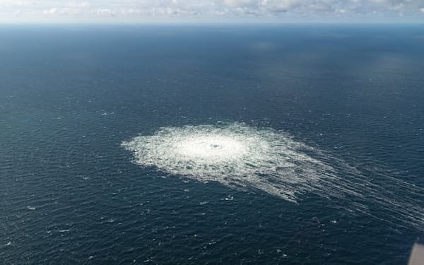 デンマーク沖の海面にガスの気泡が浮かんでいる＝ロイター
