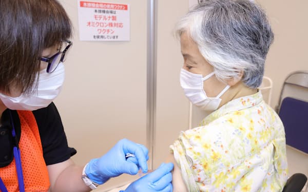 オミクロン型に対応した新型コロナワクチンの接種を受ける女性（27日、名古屋市中区）