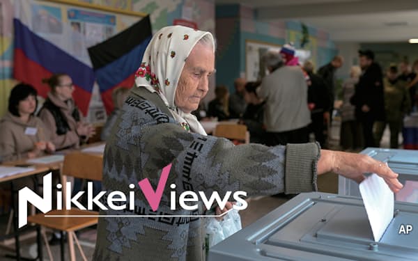 ロシア編入の是非を問う住民投票で投票する女性（27日、ウクライナ東部ドネツク州で）＝ＡＰ