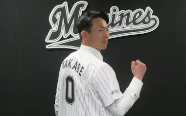 昨年12月の契約更改で、ロッテの顔だった荻野貴司の背番号0を継ぐことを表明した高部。たぐいまれなバットコントロールで7年目の飛躍を期す