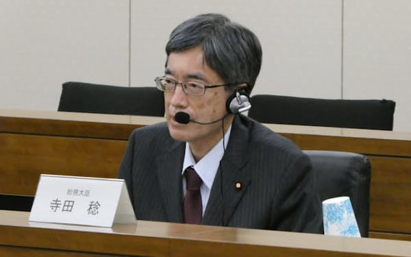 有識者会議に出席した寺田総務相は「電波の一層の有効利用が必要」と述べた（28日、東京都千代田区）