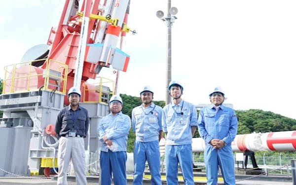 演習の一環でロケット打ち上げに立ち会った伊藤さん（右から2番目、鹿児島県肝付町のJAXA内之浦宇宙空間観測所=JAXA提供）