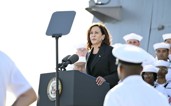 米海軍横須賀基地で演説するハリス副大統領（28日午後）=米大使館提供・共同