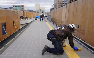 歩道橋は4月の完成に向け工事が進んでいる(9日、長崎市)
