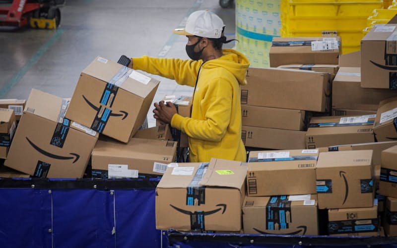 アマゾンは従業員が好きなときに給与を受け取れる制度も始める=ロイター アマゾンは従業員が好きなときに給与を受け取れる制度も始める=ロイター