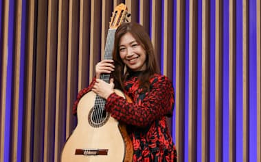 日本を代表するクラシックギタリストの一人、村治佳織がNikkei Asiaの独占インタビューに応じた=小原雄輝撮影