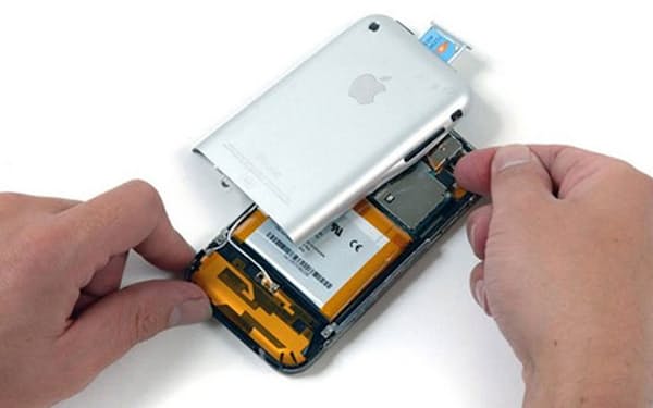 2007年に登場した初代iPhoneは修理を拒むようなデザインだった。例えば正面パネルと背面パネルを固定するツメは、背面パネルを引き抜くと破損してしまう（写真：iFixit）