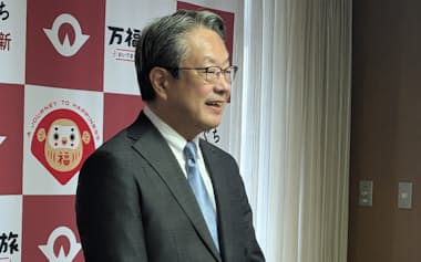 記者団の質問に答える中国電力の中川社長(9日、山口県庁)