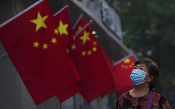 10月の国慶節と共産党大会を前に中国国旗が目立つ北京市内（28日）＝ＡＰ