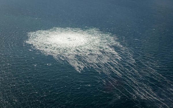 ノルドストリーム２から漏れたガスが海面に浮いてできた気泡（27日、バルト海）＝デンマーク軍提供・ロイター