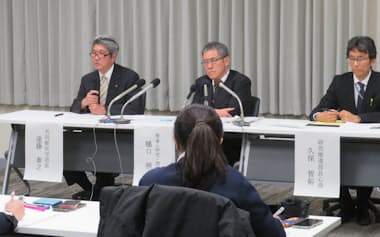 記者会見する鹿児島大学の遠藤泰之共同獣医学部長㊧ら(9日、鹿児島市)