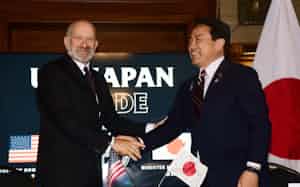 覚書の署名式に臨んだ赤沢経済財政・再生相(右)とラトニック米商務長官(4日、ワシントン)=代表撮影 覚書の署名式に臨んだ赤沢経済財政・再生相(右)とラトニック米商務長官(4日、ワシントン)=代表撮影