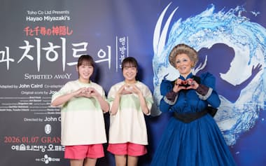 千と千尋の神隠しの舞台挨拶に立ったキャストら(7日、ソウル)=CJ ENM提供