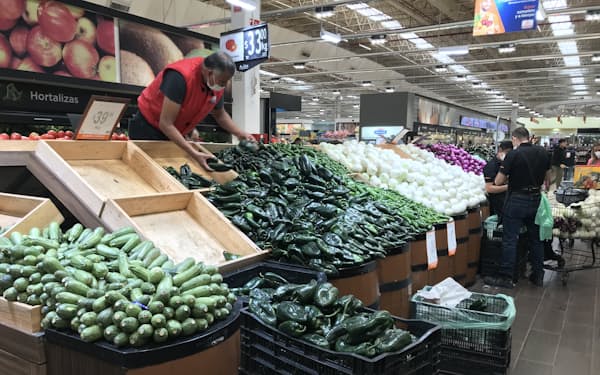 メキシコでは野菜など食料品のインフレが深刻化している（29日、メキシコシティのスーパー）