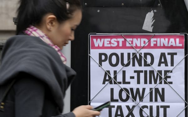 整合性を欠く政策に懸念が広がる（9月27日、ロンドン市内に掲げられた「ポンドが史上最安値」のニュースを伝えるポスター）＝AP