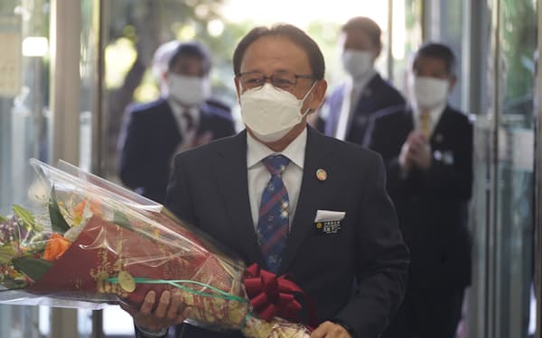 2期目の任期が始まり職員から花束を受け取る沖縄県の玉城デニー知事(30日、県庁)