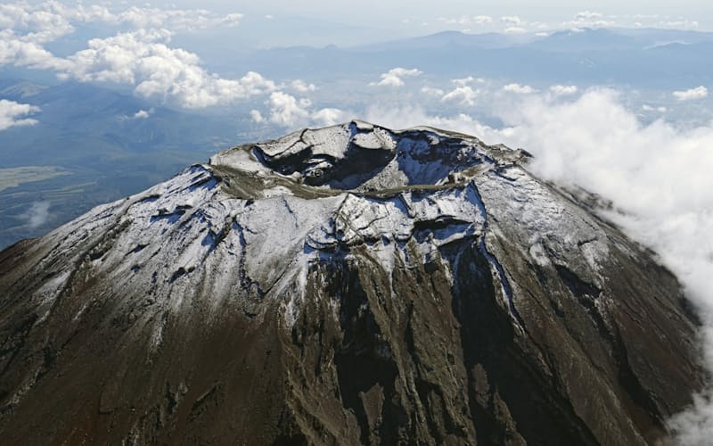 甲府地方気象台は30日、富士山で初冠雪を観測したと発表した。平年より2日早く、昨年より4日遅い=共同