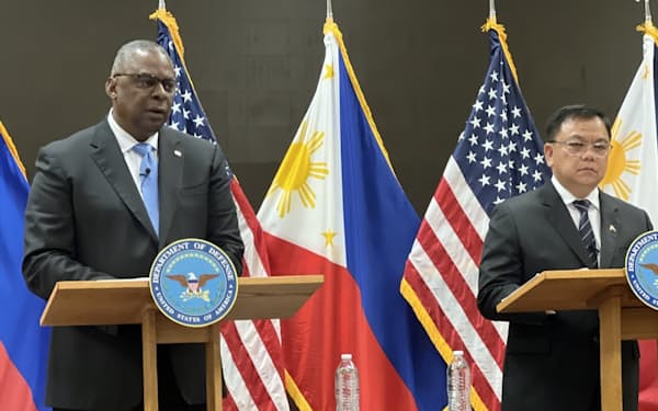 29日、フィリピンのファウスティーノ国防相代行（右）とオースティン米国防長官は防衛協力の拡大で一致した（ホノルル）