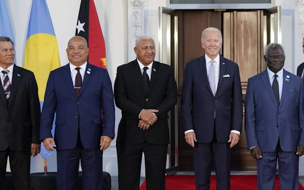 29日の写真撮影でバイデン氏（右から２人目）の隣に立つソロモン諸島のソガバレ首相（右端）＝ＡＰ