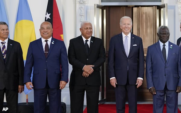 29日の写真撮影でバイデン氏(右から2人目)の隣に立つソロモン諸島のソガバレ首相(右端)=AP