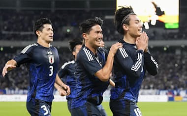 10月のブラジル戦で勝ち越し点を決め、駆け出す上田(右)=共同