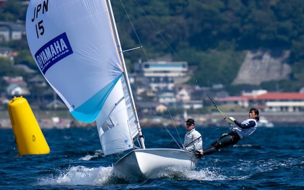 ヨットの選手は風の向き、強さによって帆の位置や形状を調節する＝日本セーリング連盟・レイラインメディア提供