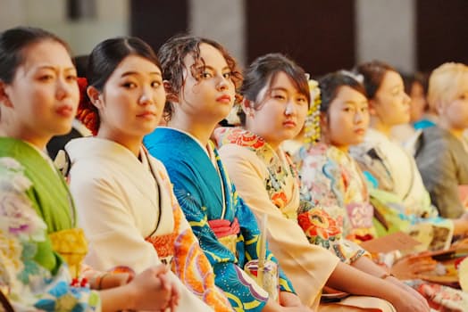 新宿区が行う地場産業のPRを兼ねた晴れ着の無料貸し出しの対象者に選ばれた参加者。30人の枠に約80人の応募があった 新宿区が行う地場産業のPRを兼ねた晴れ着の無料貸し出しの対象者に選ばれた参加者。30人の枠に約80人の応募があった