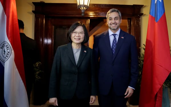 パラグアイを訪問して同国のベニテス大統領（右）と並ぶ台湾の蔡英文（ツァイ・インウェン）総統（2018年、アスンシオン）＝ロイター