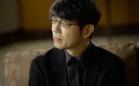 ほりえ・としゆき 1964年、岐阜県生まれ。2001年「熊の敷石」で芥川賞。『正弦曲線』(読売文学賞)、『その姿の消し方』(野間文芸賞)など著書多数。=森 清撮影