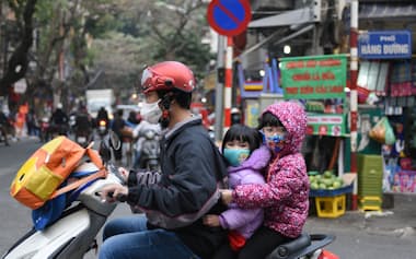 ハノイをバイクで走る親子。ベトナムは急速な人口増加が経済発展を阻害したり、社会不安を招いたりすることを懸念し、子どもの数を制限する政策を推進してきた=ロイター