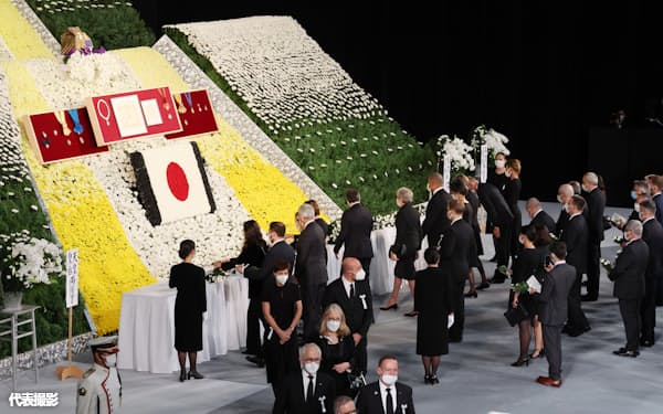 安倍元首相の国葬で献花する海外要人の参列者ら