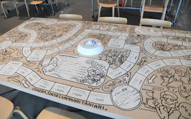 乃村工芸社の東京・台場にある新オフィス。社員が手書きで作ったすごろくゲームが書かれた机