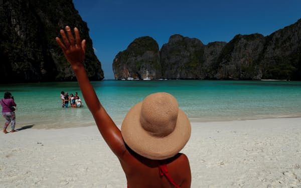 タイ政府は入国規制の撤廃で外国人観光客の受け入れを拡大する＝ロイター