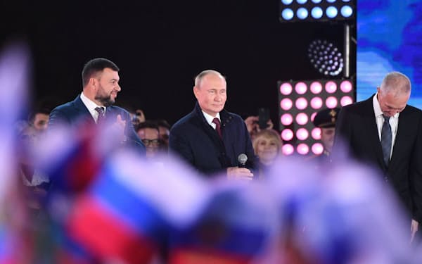 ３０日夕、ロシアのプーチン大統領㊥はウクライナ東・南部４州の併合についてモスクワの「赤の広場」で演説した＝ロイター
