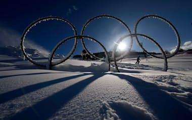 ミラノ・コルティナ五輪のアルペンスキー会場に設置された五輪のシンボルマーク。現地では平均気温が上昇し、積雪量は減少傾向にある=AP
