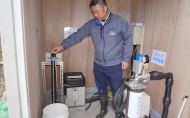 新たに設置した井戸の構造などを説明した(10日、岐阜県瑞浪市)